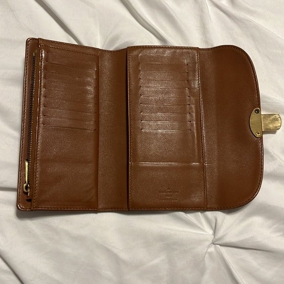 Louis Vuitton 2009 Leather Mahina Brown Amelia International Wallet - Picture 12 of 13
